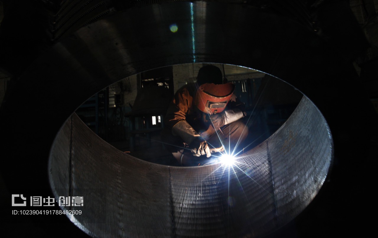 安徽省淮北市,一家钢铁加工制造企业的职工,切割(焊接)机械设备时钢花四溅。